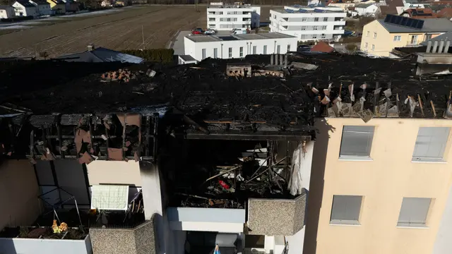 Das Dach des Wohnhauses wurde bei dem Feuer völlig zerstört und musste abgetragen werden. Rund 50 Bewohner verloren ihr Zuhause.  | Foto: fotokerschi.at/Werner Kerschbaummayr