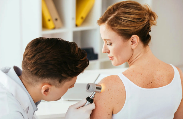 Der Run von Dermatologen auf Kassenstellen ist nicht nur in Villach überschaubar. Ein neues Ambulatorium in der Draustadt soll die Versorgung sichern. | Foto: Smarterpix/AndrewLozovyi