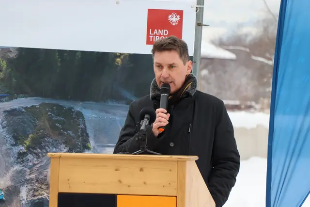 "Das geplante Rückhaltebecken in Itter kann rund 66.000 Kubikmeter Wasser aufnehmen. Bei starkem Hochwasser wird dort überschüssiges Wasser zwischengespeichert", erklärte Markus Federspiel. | Foto: Christiane Nimpf