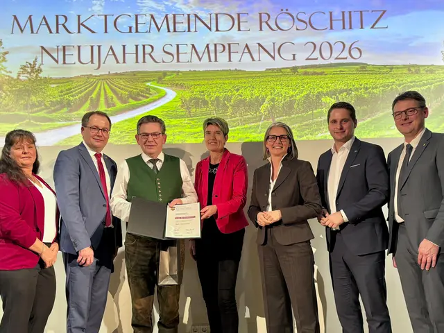 Mit Dank, Anerkennung und einer Urkunde wurde Karl Ruttenstock für Verdienste in der Gemeinde ausgezeichnet. | Foto: Markus Kahrer