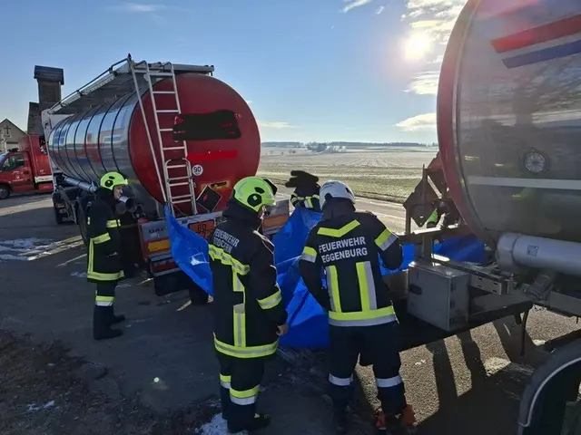 Die gefährliche Ladung musste aus Sicherheitsgründen abgepumpt werden. | Foto: Feuerwehr