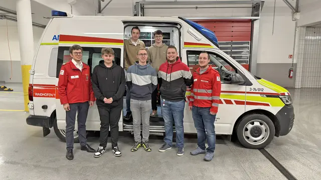Sachbearbeiter für Zivildienst Josef Streißelberger (r.) sowie Bezirksstellenleiter Mag. Kurt Marcik (li.) bedankten sich bei (vorne, v.l.n.r.) Maurice Stöger, David Grill und Alexander Wagner sowie (hinten v.l.n.r.) Sebastian Wailzer und Luca Huber für die geleistete Arbeit und freuen sich auf die weiterhin gute Zusammenarbeit im ehrenamtlichen Team. Nicht am Bild: Yohannes Friedl | Foto: RKNÖ/Harreither Markus