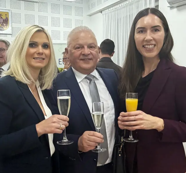 Die Gemeindeärztinnen Claudia Hausberger-Moser und Andrea Jurikovicova stießen gemeinsam mit Bürgermeister Handig auf das neue Jahr an.  | Foto: Gemeinde Edelstal