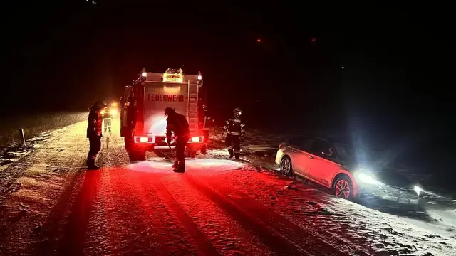 Die Kameraden der Freiwilligen Feuerwehr Bruckleiten bei der Fahrzeugbergung. | Foto: FF Bruckleiten