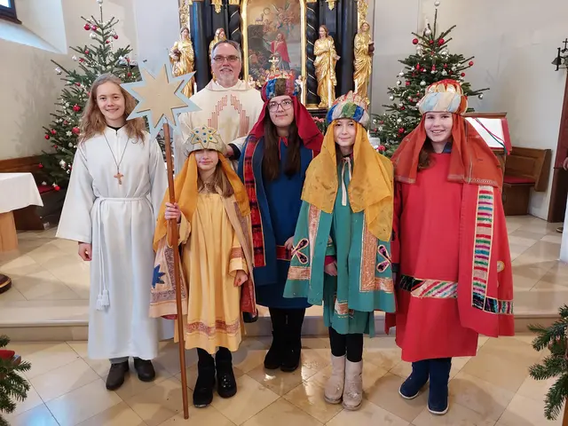 Nora, Emma, Angelina und Laura feierten nach den Hausbesuchen den Gottesdienst mit Pater Eugen in der Pfarrkirche in Heiligenbrunn.
 | Foto: Pfarre Heiligenbrunn