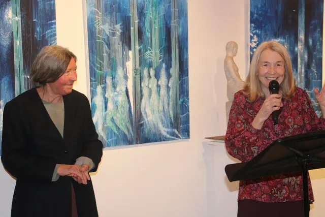 Theresia Plank-Zebinger und Anna Jenner (v.r.) luden zur Vernissage in das Museum im Rathaus Gleisdorf (MiR) ein. | Foto: Josef Hofmüller