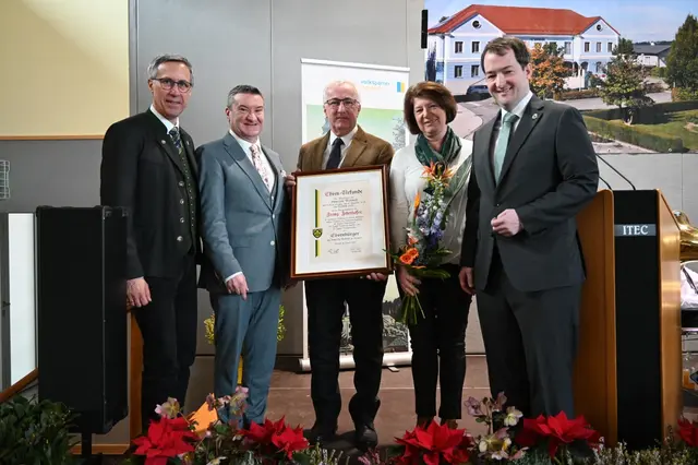 NR Georg Strasser, Vbgm. Franz Eder, Ehrenbürger Bgm. a.D. Franz Zehethofer, Margarete Zehethofer, Bürgermeister Markus Burgstaller | Foto: Gemeinde Viehdorf