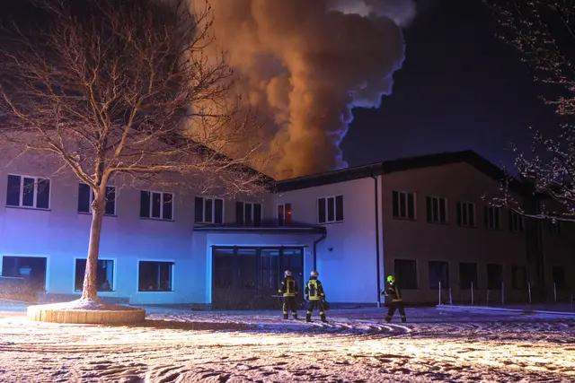 14 Feuerwehren waren bei einem Brand in einem Kirchhamer Unternehmen im Einsatz. | Foto: laumat/Matthias Lauber