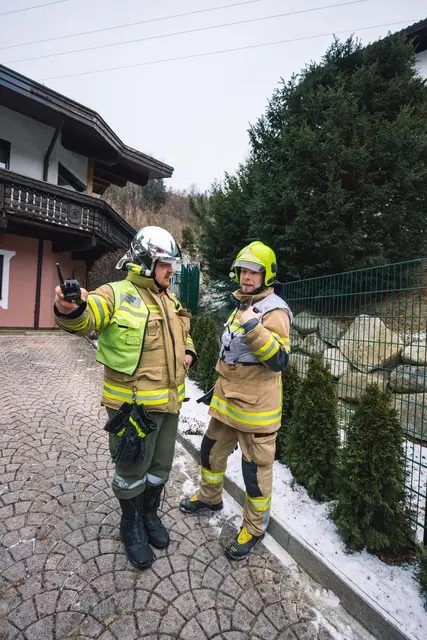 Einsatzleiter Helmut Möschl mit Kdt Markus Mair | Foto: Pernsteiner