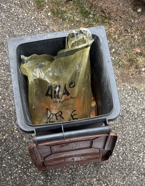 So bitte nicht: Der Gelbe Sack hat in der Biomülltonne nichts zu suchen. | Foto: Müllabfuhr Hadner