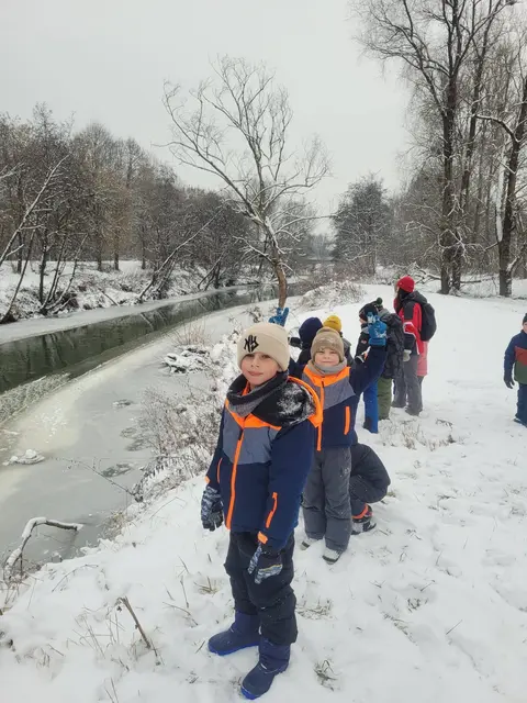 Jene Kinder, die nicht eisgelaufen sind, nutzen die Gelegenheit für einen Spaziergang zur Lafnitz. | Foto: Naturparkschule VS Mogersdorf
