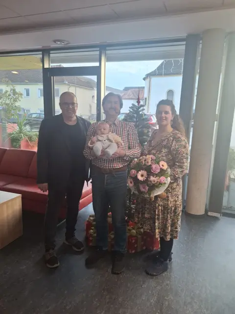 Bgm. Robert Szekely gratuliert den Eltern Jan und Alzbeta Kamenar zur Geburt von Theodor Kamenar. | Foto: Gemeinde Klein-Neusiedl