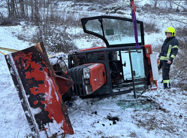 Wenige Stunden später kippt in Stallegg, ebenfalls im Gebiet der Garser Feuerwehr, ein Streufahrzeug um.