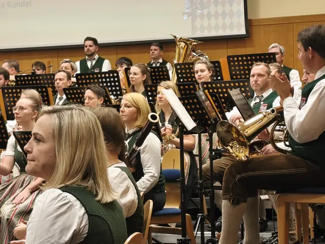 ...in die Reihen... | Foto: Günther Koch 