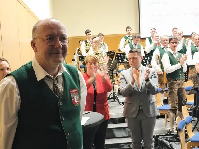 Kapellmeister Kurt Mörth scheint mit dem Verlauf der Veranstaltung zufrieden zu sein. | Foto: Günther Koch