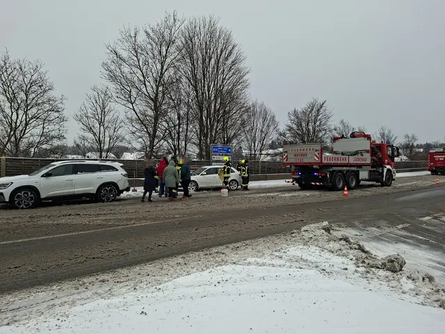 Am Freitagmorgen kam es im Bezirk Tulln bei Schneefall zu mehreren Verkehrsunfällen, bei denen die Feuerwehren Staasdorf, Judenau und weitere Einsatzkräfte ausrücken mussten. | Foto: DOKU-NÖ