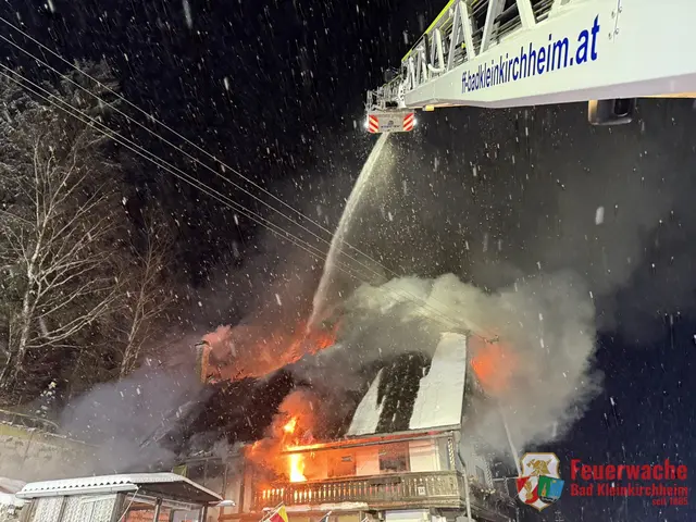 Mittels der Drehleiter wurden die Löscharbeiten von oben unterstützt. | Foto: Freiwillige Feuerwehr Bad Kleinkirchheim
