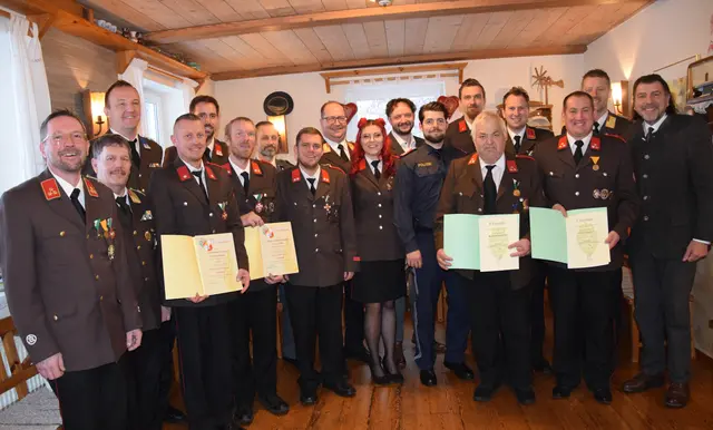 Die Ausgezeichneten und Beförderten mit den Ehrengästen
 | Foto: MeinBezirk/Josef Strohmeier