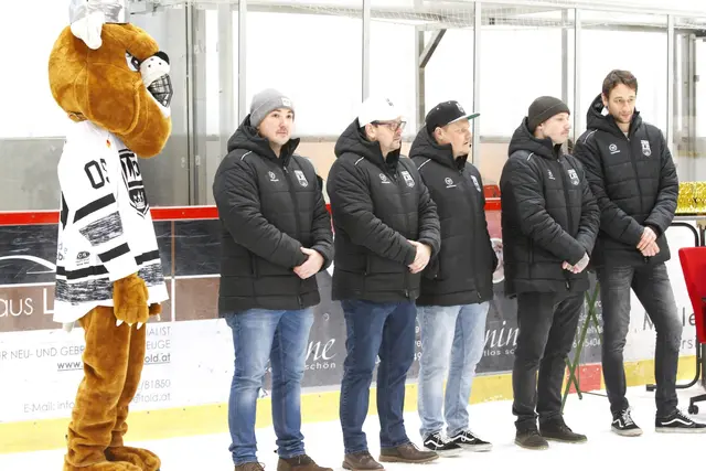 Auch Maskottchen King Bully und Spieler der Kampfmannschaft wohnten der Siegerehrung bei. | Foto: LE Kings