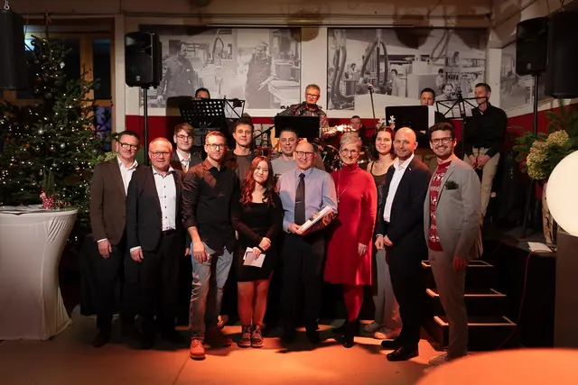 GF Alois Sterkl, AK Bezirksstellenleiter Peter Reiter, Jakob Schlosser (ausgezeichneter Erfolg Berufsschule), Michael Gerersdorfer (25 Jahre), Nico Schweiger (10 Jahre), Katharina Jansky (guter Erfolg Berufsschule), Thomas Kaisergruber (20 Jahre), Heinz Stockner (40 Jahre), GF Martina Fürst, Nicole Klauser (ausgezeichneter Erfolg Berufsschule), WK Bezirksstellenleiter Andreas Hofbauer, GF Lukas Fürst | Foto: Fürst Möbel GmbH