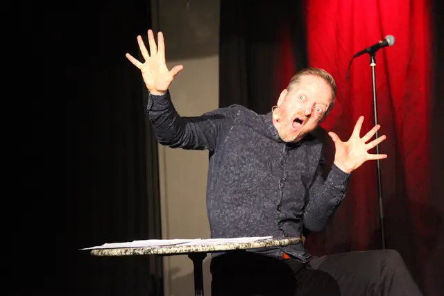 Mit vollem Körpereinsatz arbeitet sich der Kabarettist durch den Stoff von zwölf Monaten.