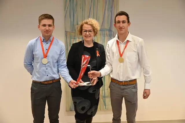 Staatsmeister Noah Knapp, Bildungs-Landesrätin Christiane Teschl-Hofmeister und Staatsmeister Simon Berner | Foto: Jürgen Mück