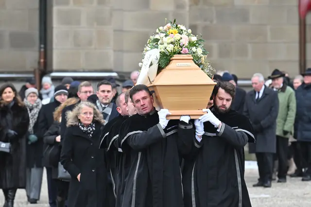 Nach dem Requiem im Mariendom wurde Landeshauptmann a.D. Josef Ratzenböck am Domplatz verabschiedet.  | Foto: Land OÖ/Werner Kerschbaummayr