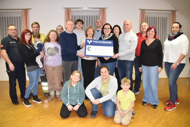 Großartige 6.500 Euro kamen beim sechsten "Fidischer Adventfenster" - initiiert von Alexander und Petra Wagner - für den Verein "KidsCare Oberwart" zusammen. | Foto: MeinBezirk/Michael Strini