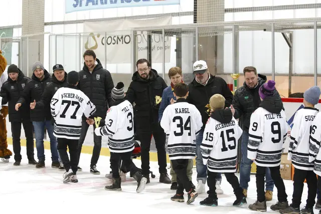 Die Kinder durften sich über Trophäen freuen.  | Foto: LE Kings