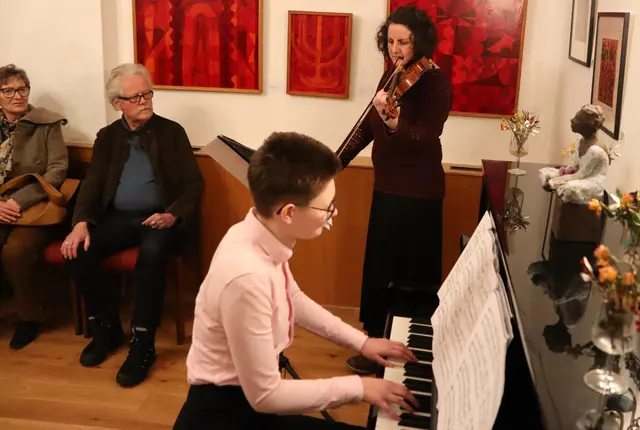 Susanne Eigner und Amelie Schimpl umrahmten die Vernissage musikalisch | Foto: Gerhard Langmann