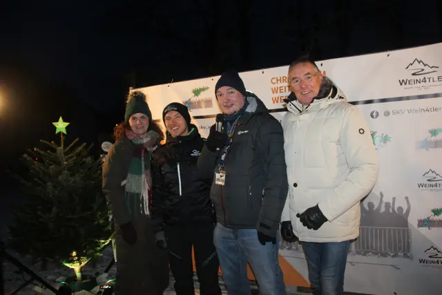 Organistoren und Stadtführung beim Christbaumwerfen. | Foto: Raimund Mold