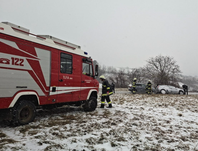 Am Freitagmorgen kam es im Bezirk Tulln bei Schneefall zu mehreren Verkehrsunfällen, bei denen die Feuerwehren Staasdorf, Judenau und weitere Einsatzkräfte ausrücken mussten. | Foto: DOKU-NÖ