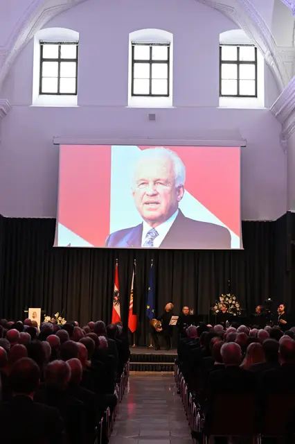Bei der Trauersitzung spiegelte ein Lebensrückblick in Bildern nochmals die Lebensstationen und Leistungen von Alt-Landeshauptmann Josef Ratzenböck wider.  | Foto: Land OÖ/Werner Kerschbaummayr