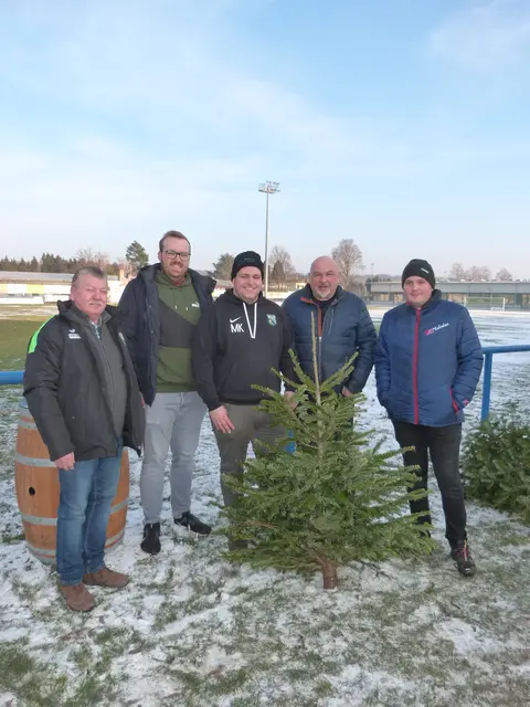 Mit Schwung und Konzentration: Beim zweiten Christbaumweitwerfen des ASKÖ Stoob flogen die ausgedienten Weihnachtsbäume teils erstaunlich weit über den Sportplatz. | Foto: Vanessa Wittmann