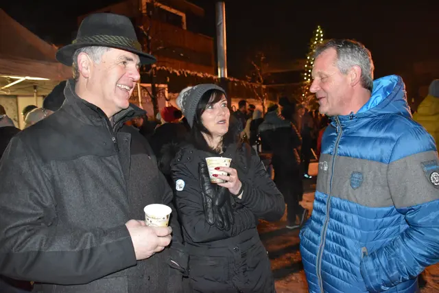 Karl Walch, "Kindsdirn" des Naz bei den Telfer Laningern, ließ sich das Rietzer Naz-Ausgraben nicht entgehen, hier mit Bgm. Gerhard Krug mit Gattin Patricia.