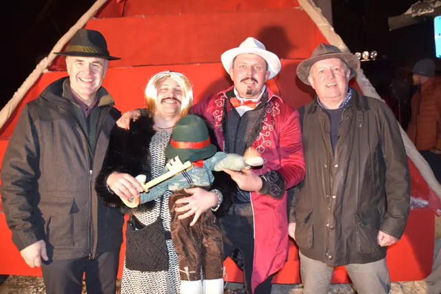 Schlüssel und Fischer-Naz in sicheren Händen der Naz-Gruppe (Obmann Daniel Feistmantel) von Naz-Muater und Voter, hier mit Bürgermeister Gerhard Krug (li.) und Organisator Hannes Egger.