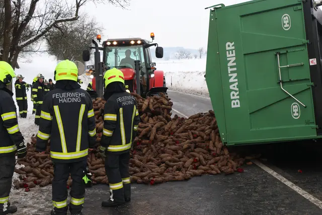Ein Traktorgespann war aus noch unbekannten Gründen verunfallt, ein Großteil der Ladung verteilte sich auf der Fahrbahn. | Foto: laumat.at/Matthias Lauber