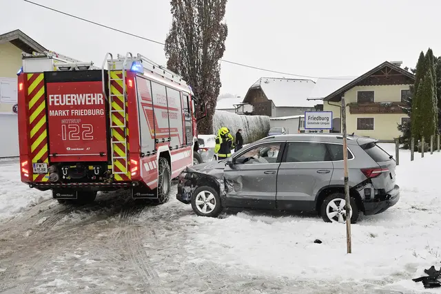 Auf der Rieder-Straße zwischen Friedburg und Schneegattern ereignete sich auf der vereisten Fahrbahn ein Zusammenstoß zweier Pkw.  | Foto: Fotostudio Manfred Fesl