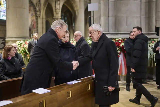 Landeshauptmann Thomas Stelzer begrüßte Bundespräsident Alexander Van der Bellen und Gattin Doris Schmidauer.  | Foto: Land OÖ/Peter Mayr