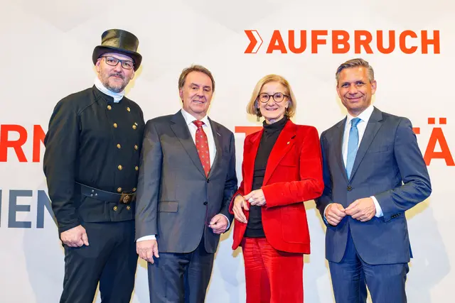Landesinnungsmeister NÖ Rauchfangkehrer Matthias Vetiska, WKNÖ-Präsident Wolfgang Ecker, Landeshauptfrau Johanna Mikl-Leitner und Wirtschaftsminister Wolfgang Hattmannsdorfer. | Foto: Josef Bollwein