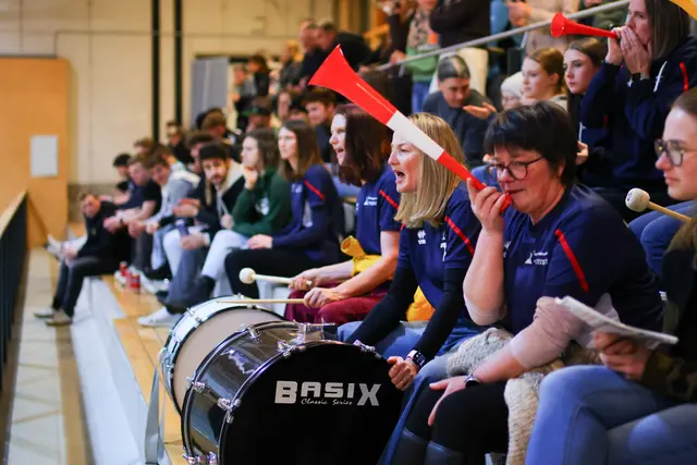 Die Eisenerzer Fans pushten die Erzbergmadln zum Sieg. | Foto: GEPA pictures/James Doak