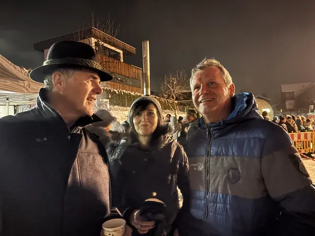 Karl Walch, "Kindsdirn" des Naz bei den Telfer Laningern, ließ sich das Rietzer Naz-Ausgraben nicht entgehen, hier mit Bgm. Gerhard Krug mit Gattin Patricia.