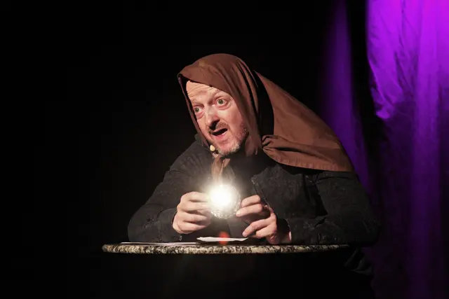 Ob Markus Koschuh in der Glaskugel die Zukunft sehen kann ist ungewiss - das vergangene Jahr hat er aber mit scharfem Blick analysiert und kabarettistisch aufgearbeitet.