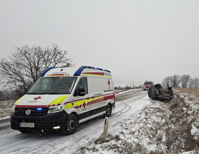 Am Freitagmorgen kam es im Bezirk Tulln bei Schneefall zu mehreren Verkehrsunfällen, bei denen die Feuerwehren Staasdorf, Judenau und weitere Einsatzkräfte ausrücken mussten. | Foto: DOKU-NÖ