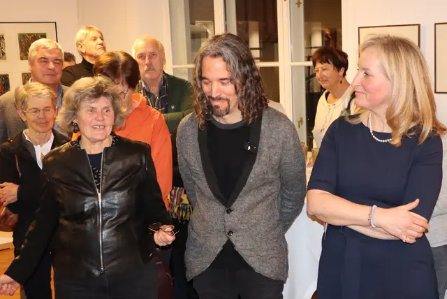 Schwiegertochter Heike Eigner, Laudator Roman Eigner und Gastgeberin Petra Krois-Ninaus (v.l.) | Foto: Gerhard Langmann