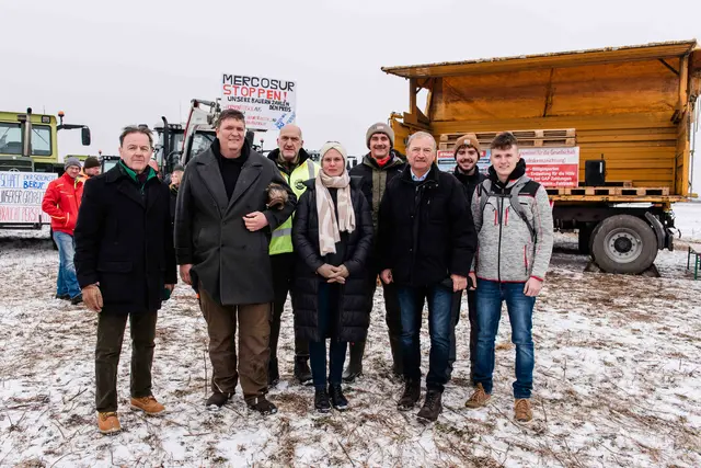 Nikolaus Berlakovich, Ernst Tschida, Landeshauptmann-Stellvertreterin Anja Haider-Wallner, Werner Falb-Meixner, Franz-Peter Bresich, Sebastian Bauer und Markus Holzschuster bei der Kundgebung in Parndorf. | Foto: Büro LH-Stv.in Haider-Wallner