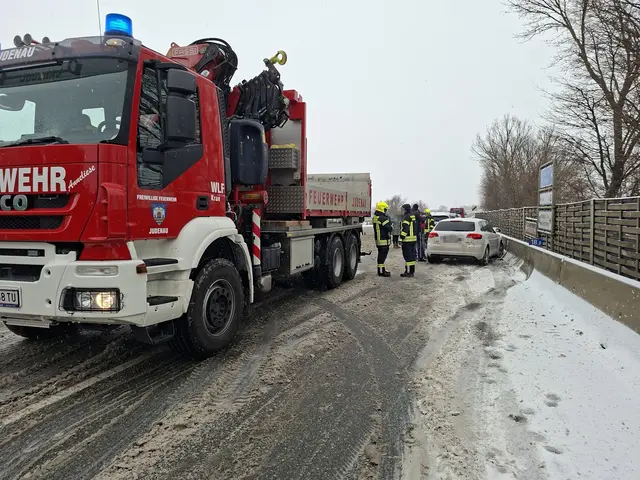 Am Freitagmorgen kam es im Bezirk Tulln bei Schneefall zu mehreren Verkehrsunfällen, bei denen die Feuerwehren Staasdorf, Judenau und weitere Einsatzkräfte ausrücken mussten. | Foto: DOKU-NÖ