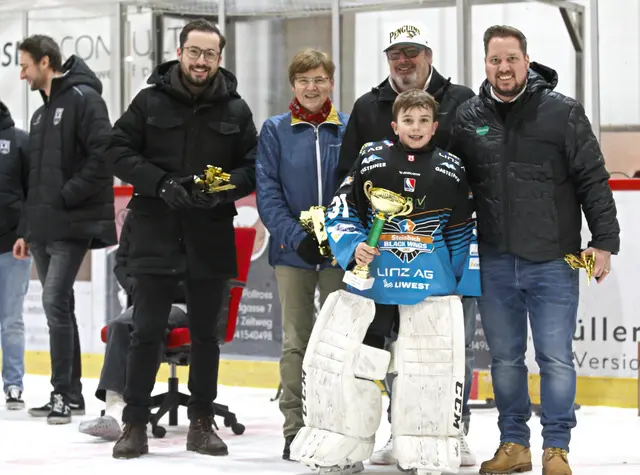 Die Black Wings Linz holten sich den Sieg in der U11 und wurden geehrt. Ehrengäste im Bild: Vzbgm. Florian Wernbacher, Vzbgm. Birgit Sandler, GR Heimo Pfingstner, Klubobmann Marco Triller in Vertretung des Landeshauptmannes.  | Foto: LE Kings