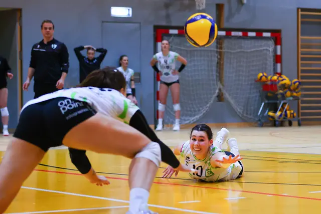 Julia Trunner (Graz) "saugt" den Ball vom Hallenboden  | Foto: GEPA pictures/James Doak