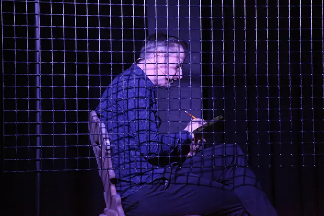 Die aktuelle Promidichte hinter Gittern hat Markus Koschuh gleich an zwei wohlbekannten Beispielen aufbereitet.